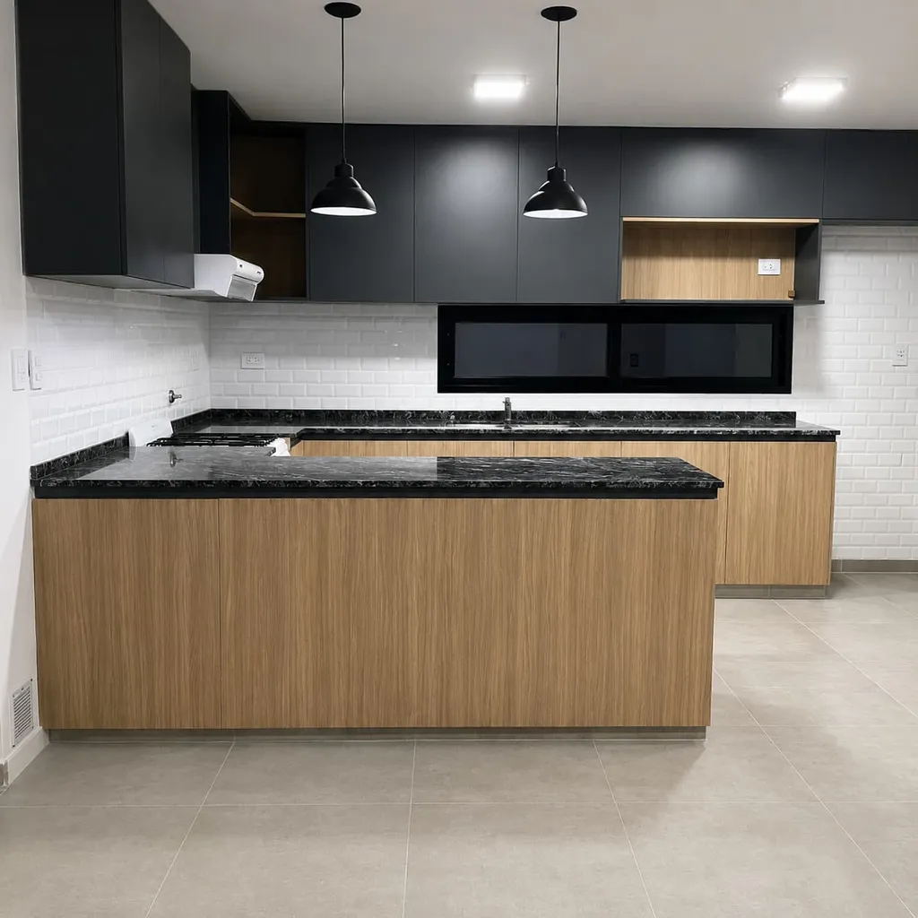Cocina moderna con mesada de granito y muebles a medida, obra de Paimún Construcciones